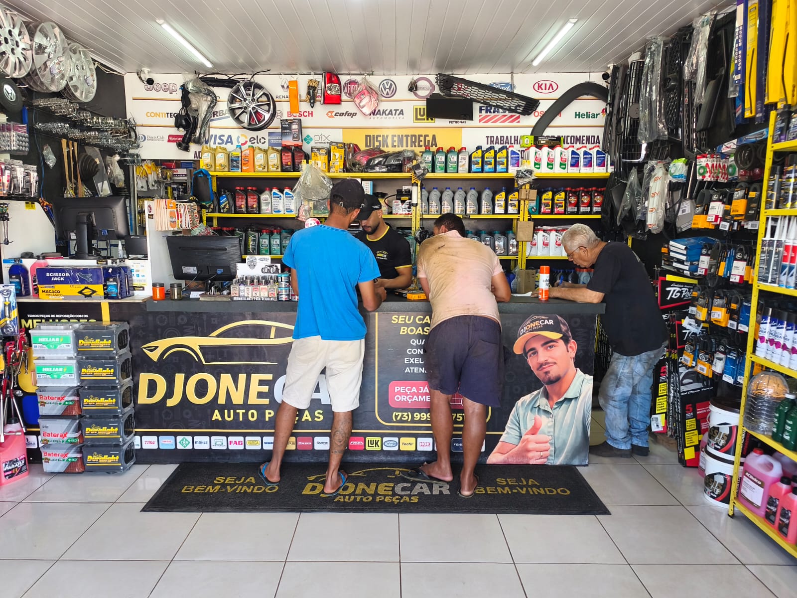 Atendimento dentro da loja DJONECAR