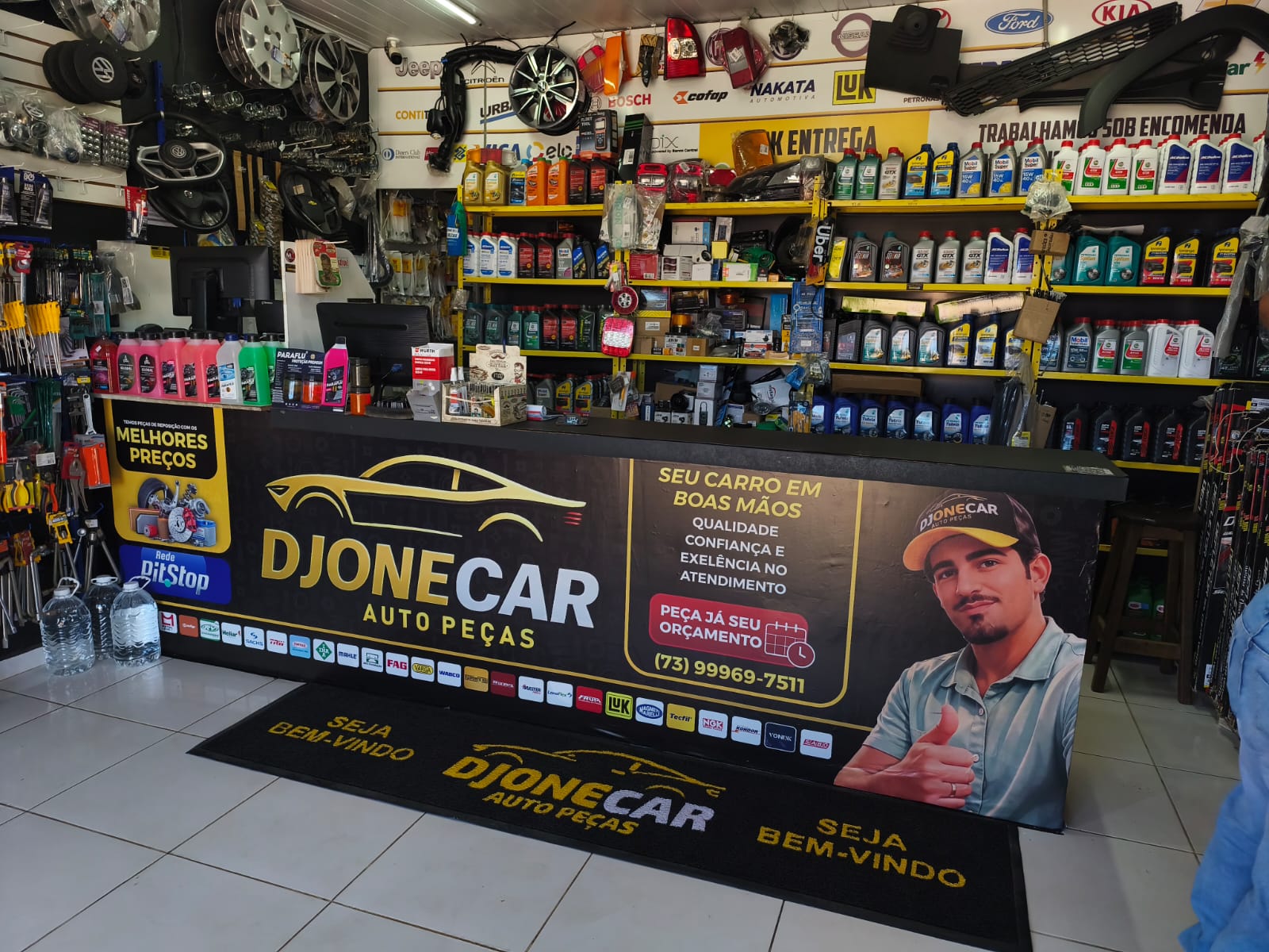 Interior real da loja DJONECAR Auto Peças em Maracás